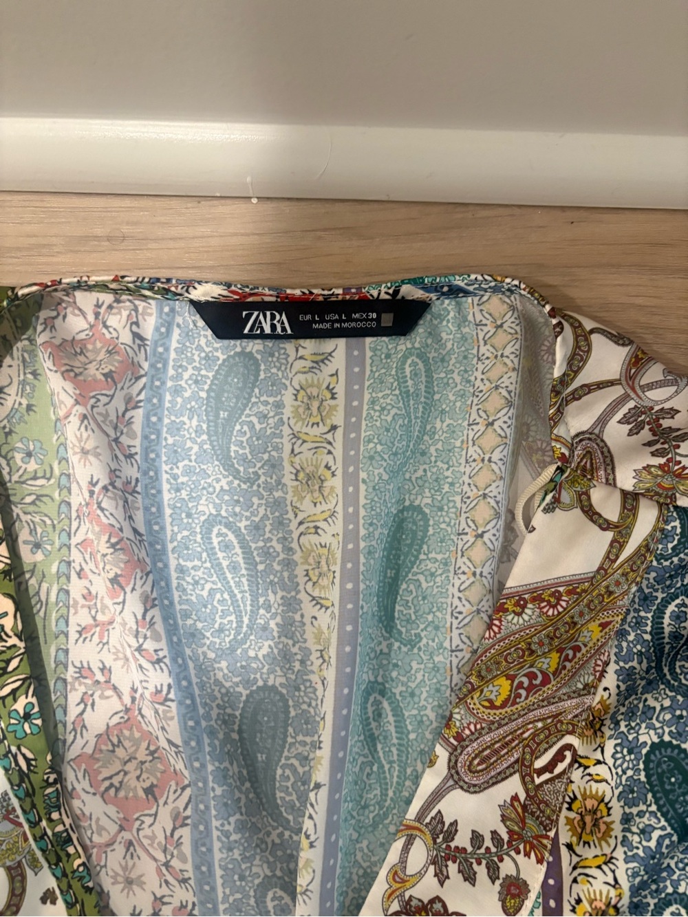 Scarved patterned textile - Picture 4 of 5